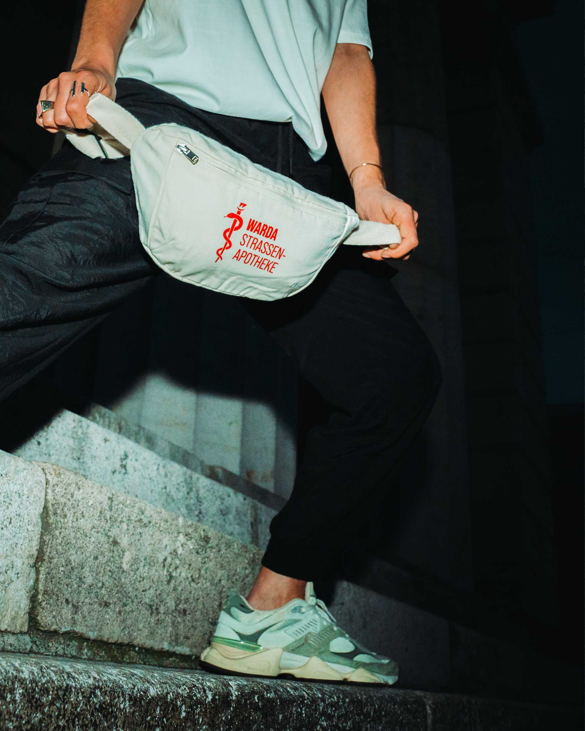 Strassenapotheke Pusher Bag Modelshooting