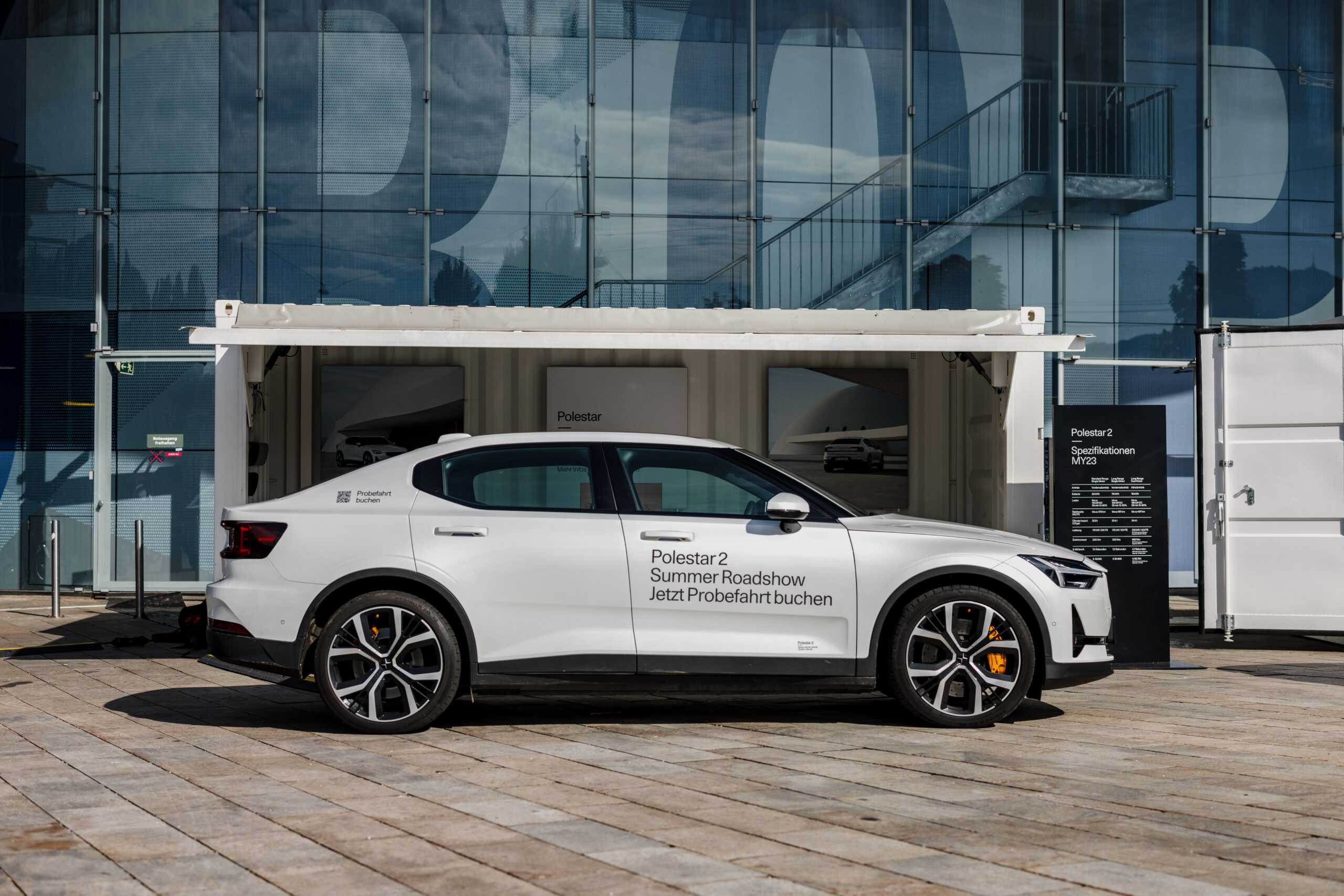 Polestar 2 vor Salzburg Europark