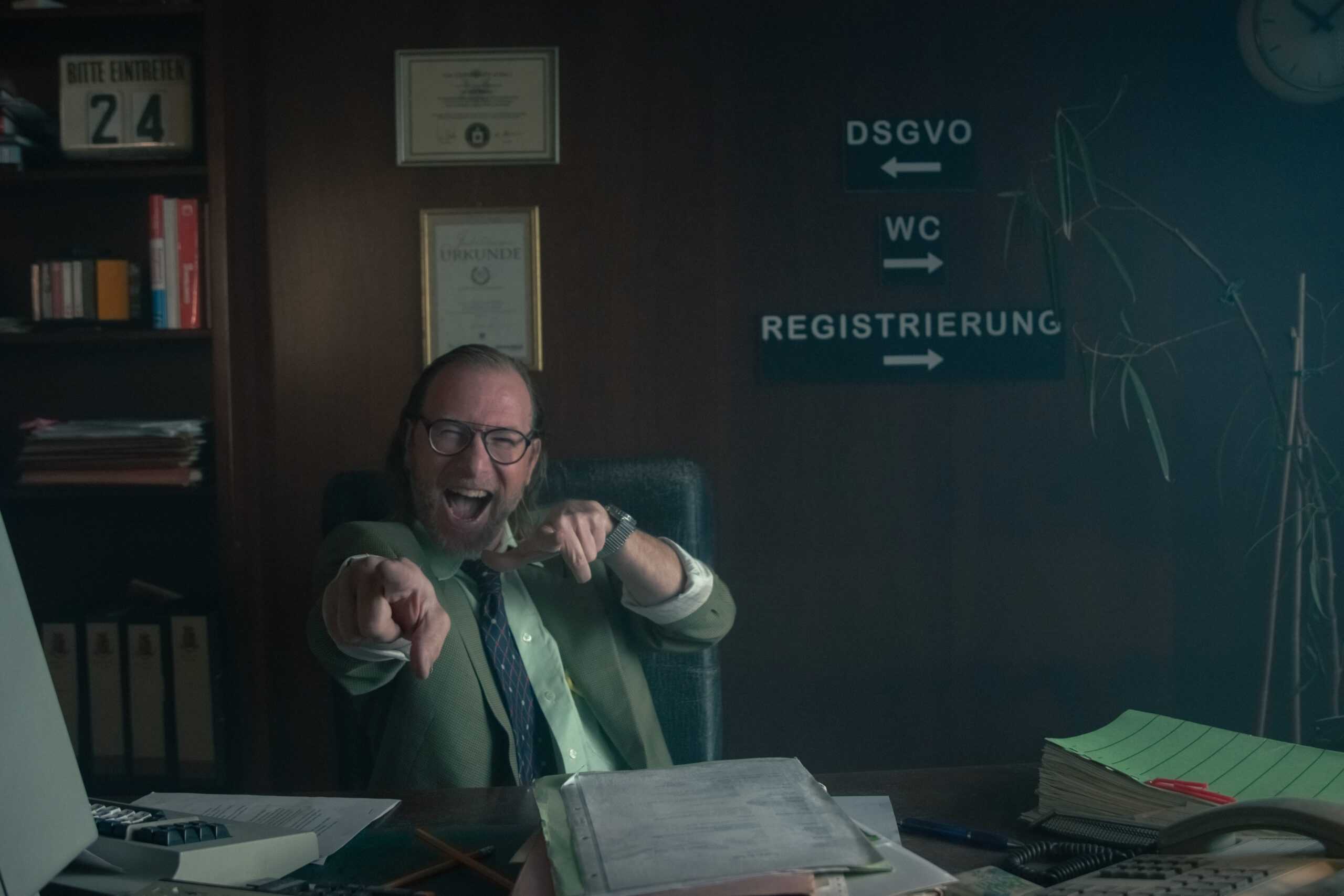 Robert Hartinger als schmieriger Investmentberater im Rendity Werbevideo