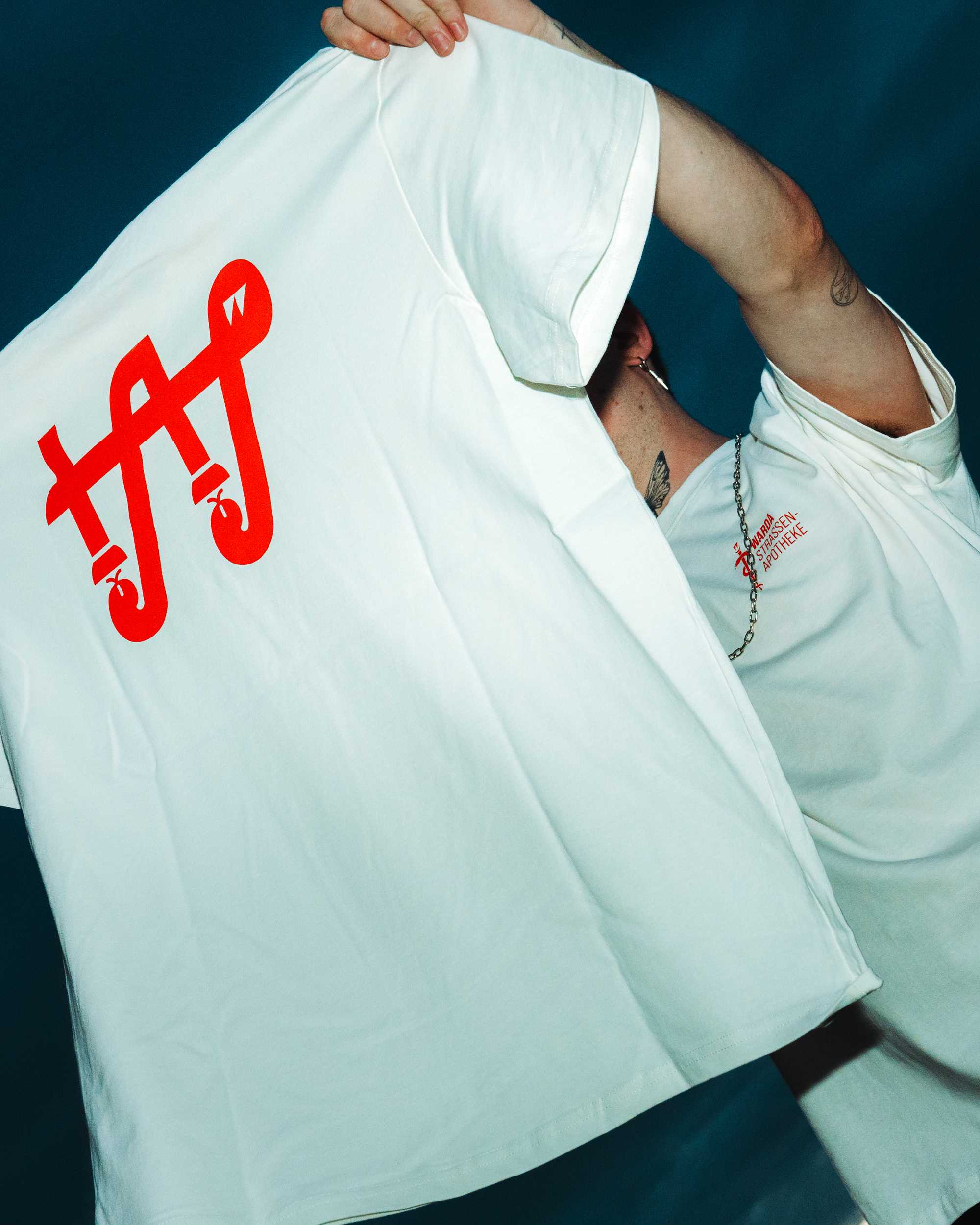 Strassenapotheke Shirt Modelshooting